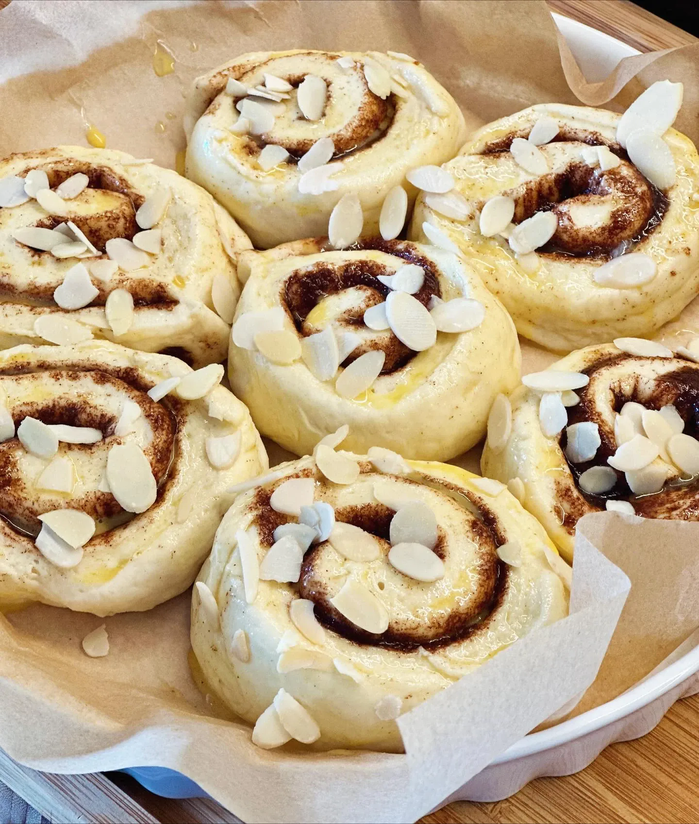 Mięciutkie cynamonki drożdżowe z masłem i cynamonem – domowy przepis krok po kroku Mięciutkie cynamonki drożdżowe z masłem i cynamonem – domowy przepis krok po kroku