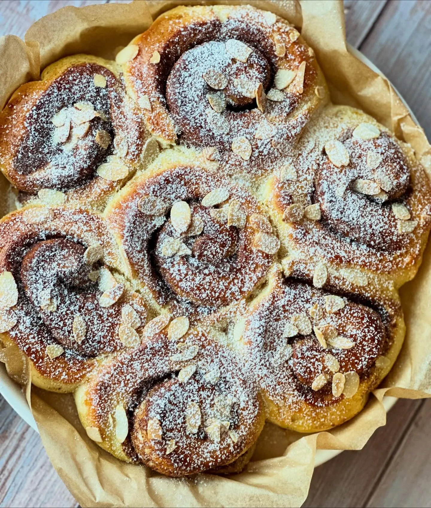 Mięciutkie cynamonki drożdżowe z masłem i cynamonem – domowy przepis krok po kroku Mięciutkie cynamonki drożdżowe z masłem i cynamonem – domowy przepis krok po kroku