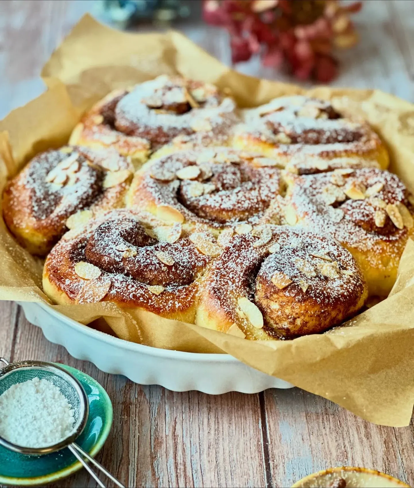 Mięciutkie cynamonki drożdżowe z masłem i cynamonem – domowy przepis krok po kroku Mięciutkie cynamonki drożdżowe z masłem i cynamonem – domowy przepis krok po kroku