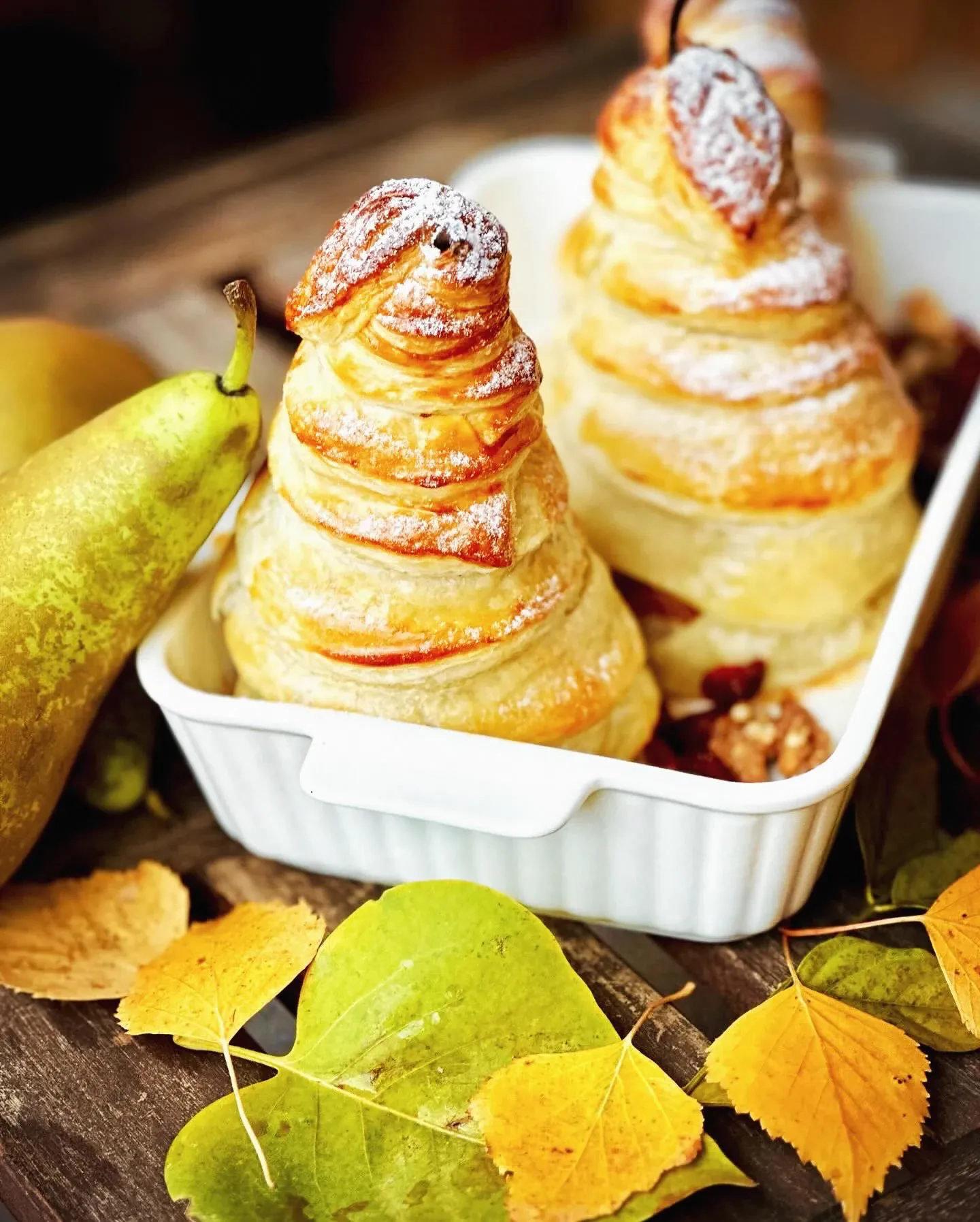 Pieczone gruszki w cieście francuskim z orzechami, żurawiną i miodem 🍐