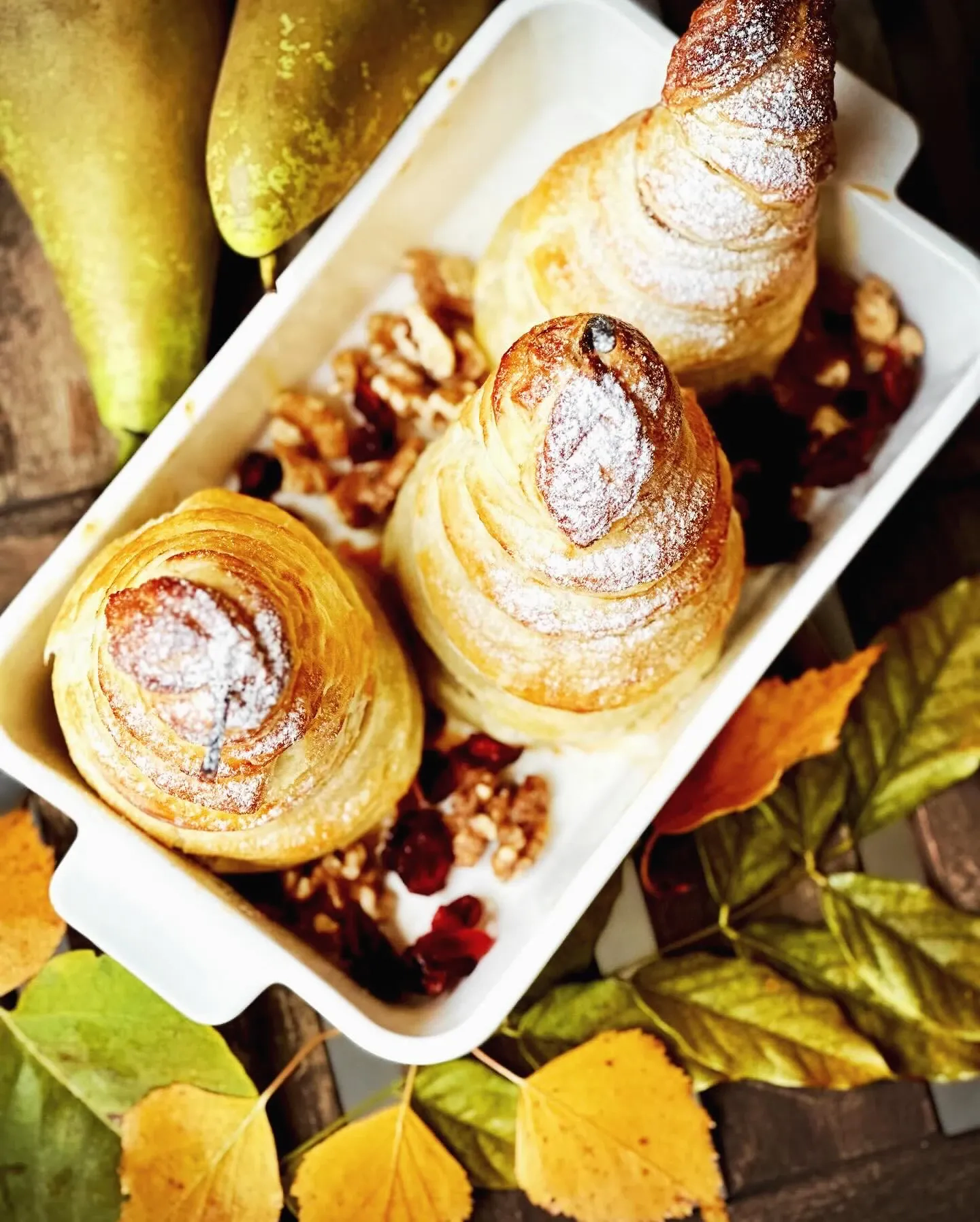 Pieczone gruszki w cieście francuskim z orzechami, żurawiną i miodem 🍐