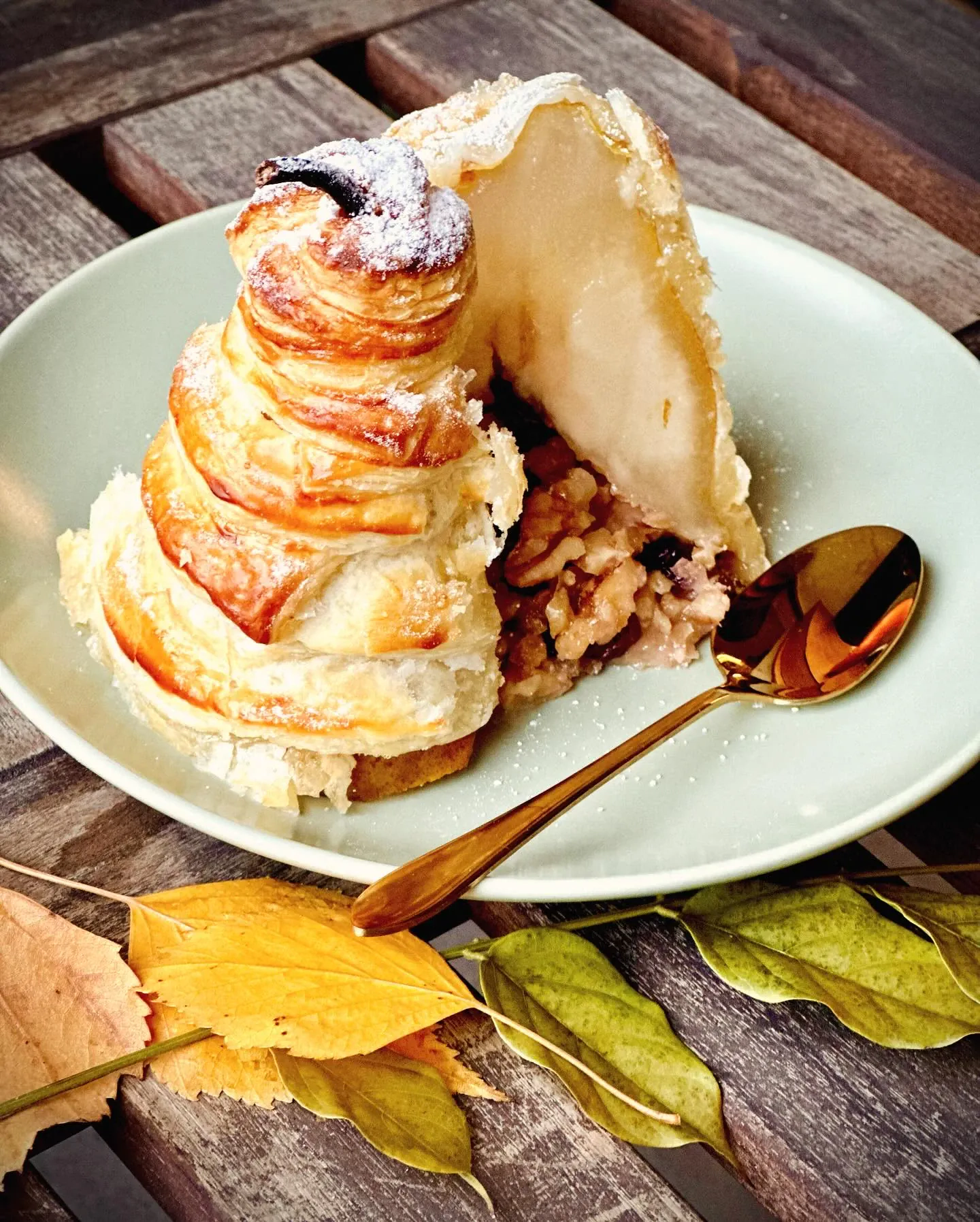 Pieczone gruszki w cieście francuskim z orzechami, żurawiną i miodem 🍐
