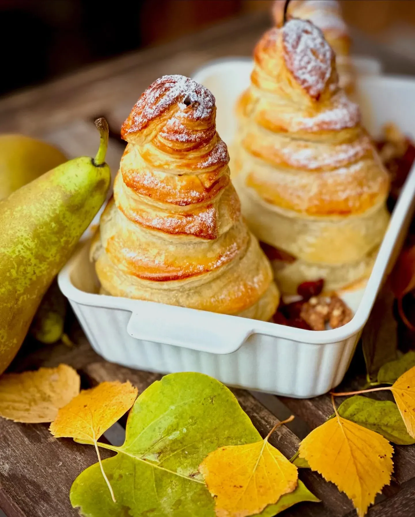 Pieczone gruszki w cieście francuskim z orzechami, żurawiną i miodem 🍐