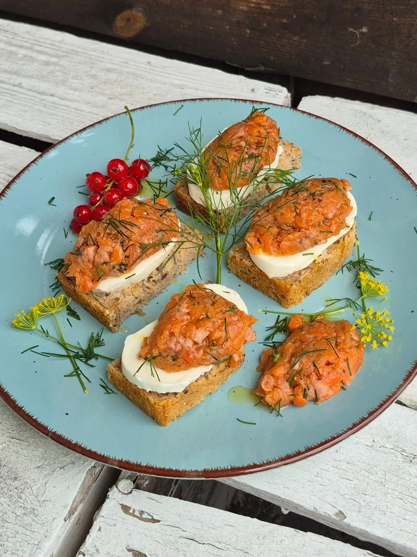 Tatar z pstrąga łososiowego z mozzarellą i oliwą – eleganckie danie na kolację