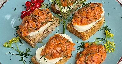 Tatar z pstrąga łososiowego z mozzarellą i oliwą – eleganckie danie na kolację