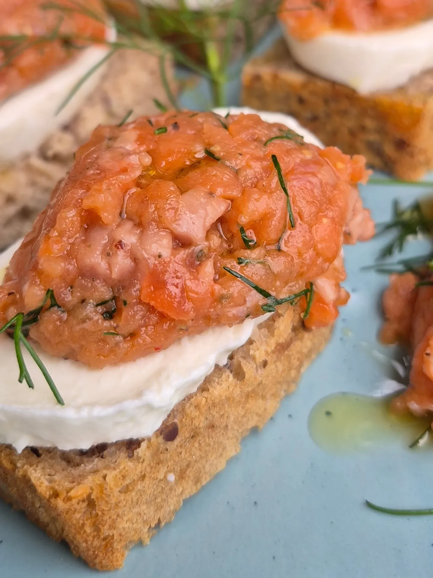 Tatar z pstrąga łososiowego z mozzarellą i oliwą – eleganckie danie na kolację