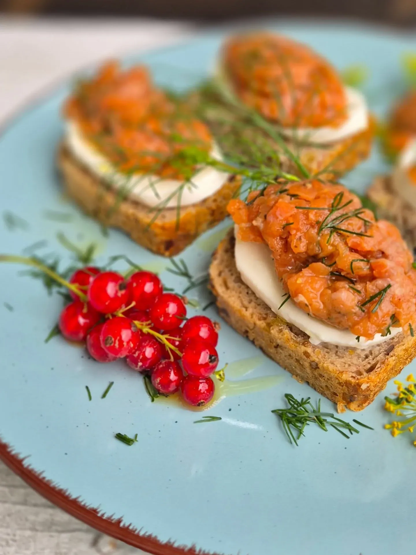 Tatar z pstrąga łososiowego z mozzarellą i oliwą – eleganckie danie na kolację