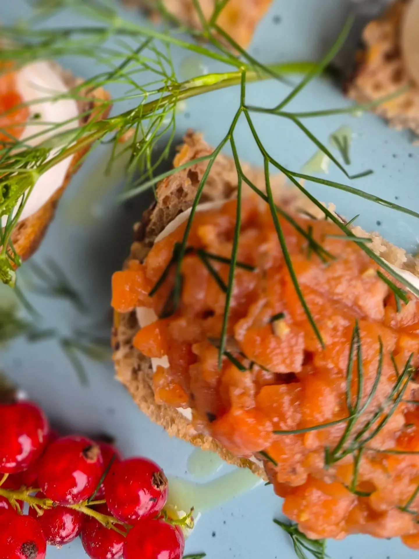 Tatar z pstrąga łososiowego z mozzarellą i oliwą – eleganckie danie na kolację