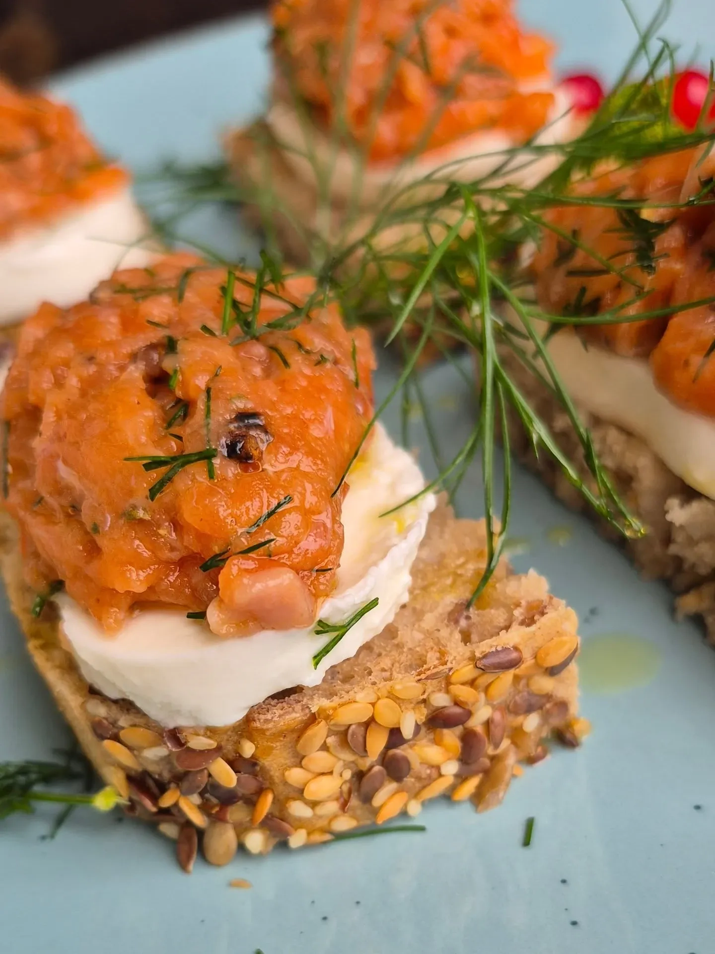 Tatar z pstrąga łososiowego z mozzarellą i oliwą – eleganckie danie na kolację