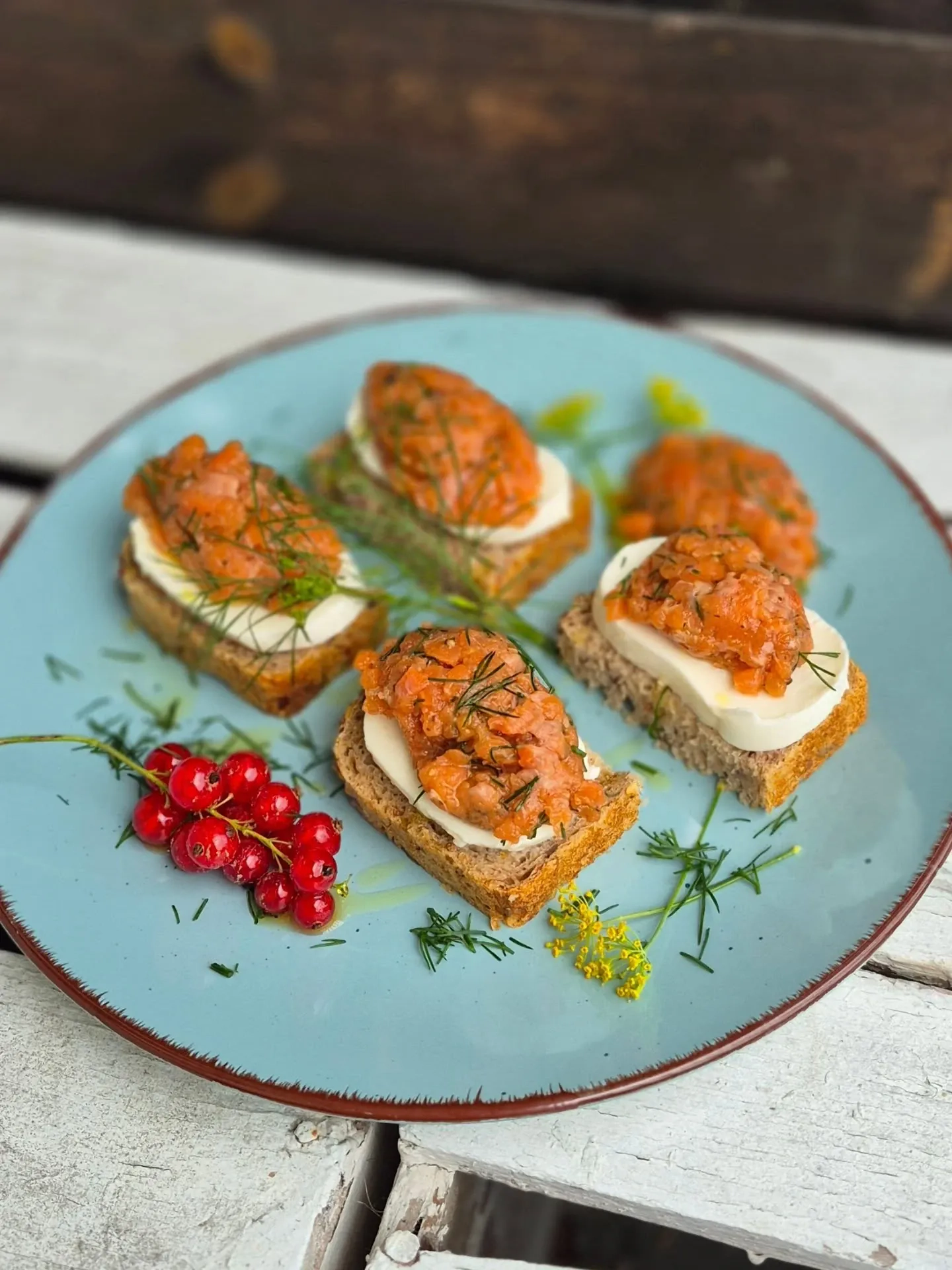 Tatar z pstrąga łososiowego z mozzarellą i oliwą – eleganckie danie na kolację