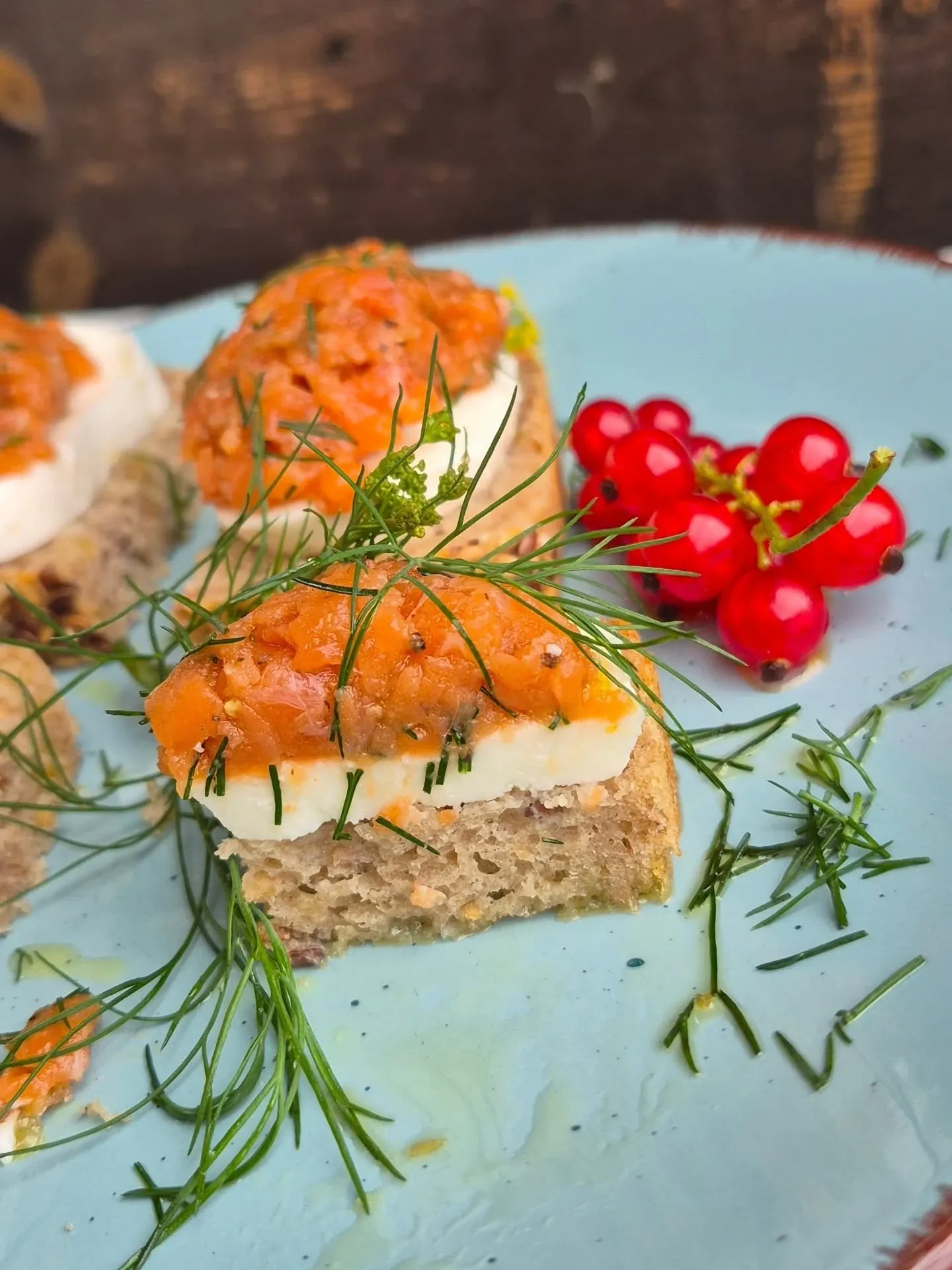 Tatar z pstrąga łososiowego z mozzarellą i oliwą – eleganckie danie na kolację