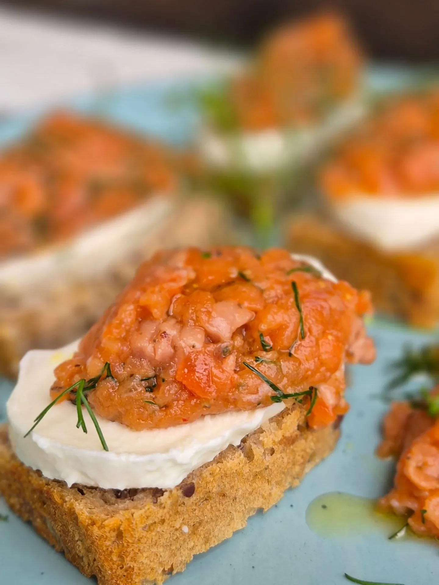 Tatar z pstrąga łososiowego z mozzarellą i oliwą – eleganckie danie na kolację