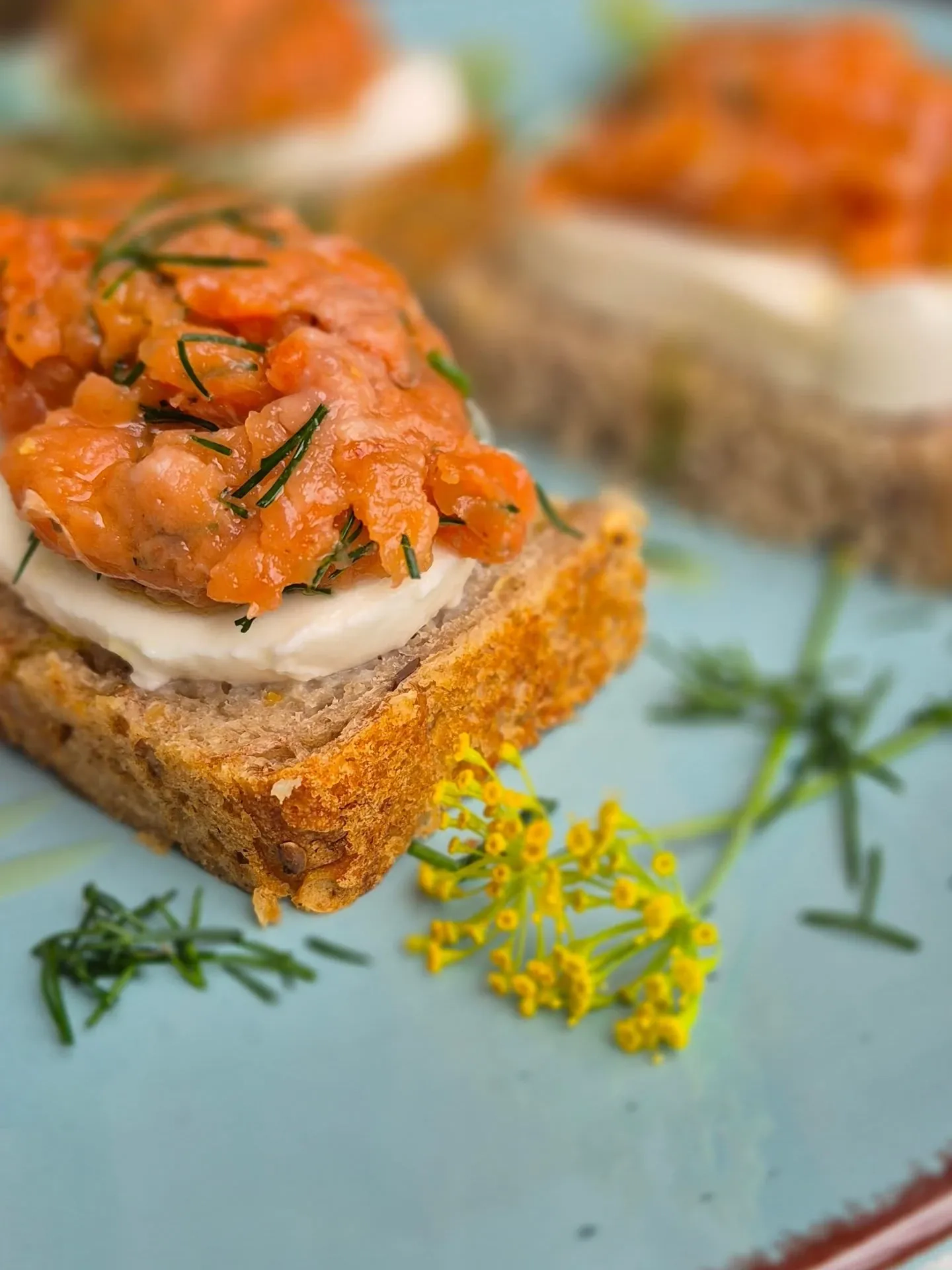 Tatar z pstrąga łososiowego z mozzarellą i oliwą – eleganckie danie na kolację