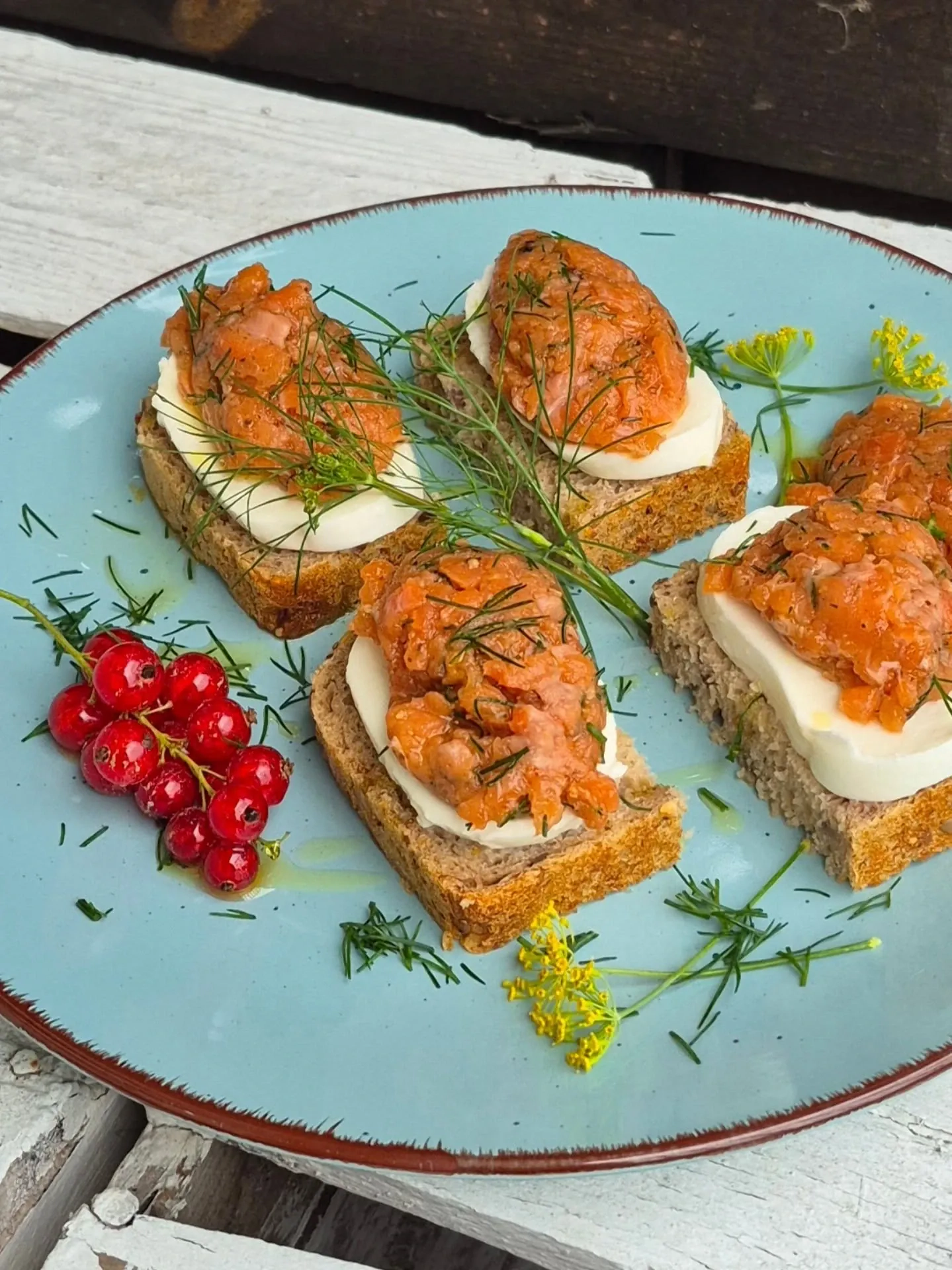 Tatar z pstrąga łososiowego z mozzarellą i oliwą – eleganckie danie na kolację