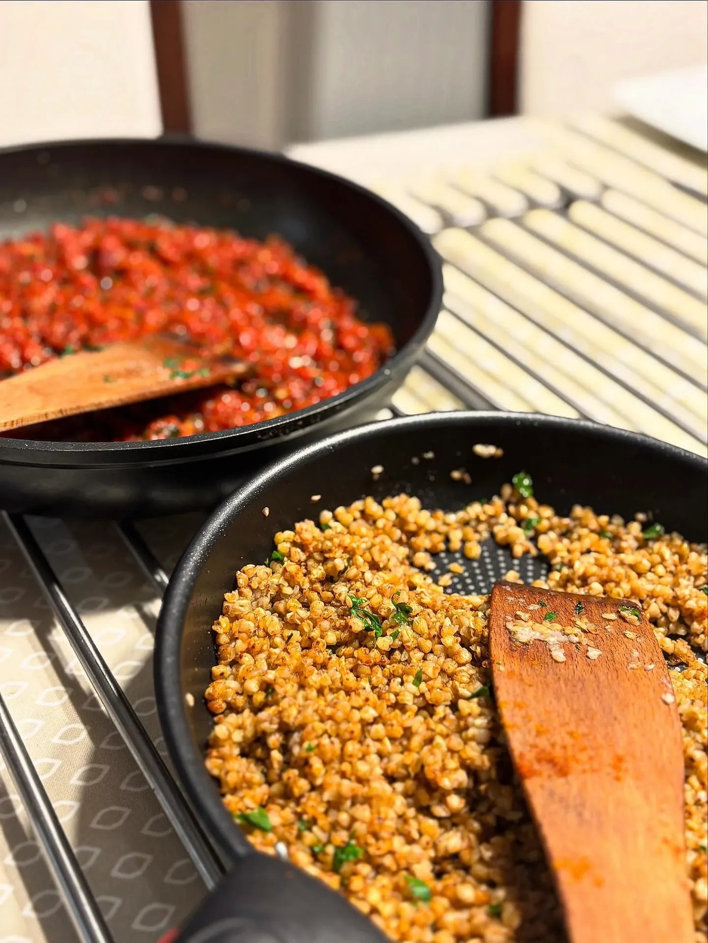 Pieczony pstrąg z cytryną, kaszą gryczaną i sosem pomidorowym