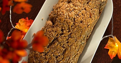 Wilgotny chlebek bananowy z orzechami i czekoladą