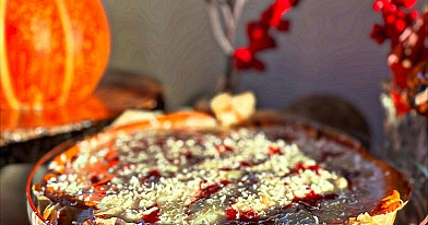 Sernik z białą czekoladą i chrupiącym spodem z ciasta filo oraz polewą truskawkową