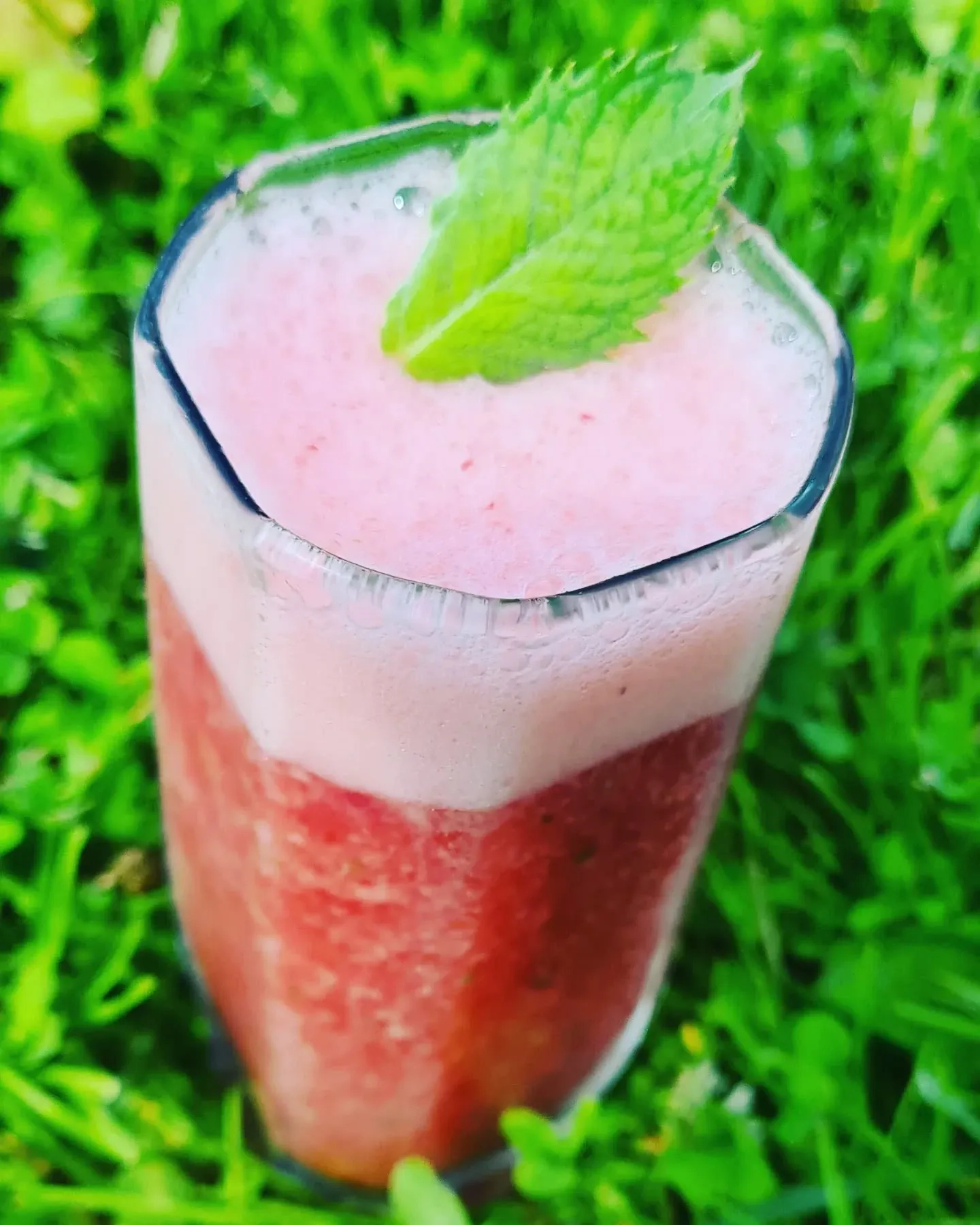 Viegls vasaras saldēto zemeņu dzēriens ar piparmētrām