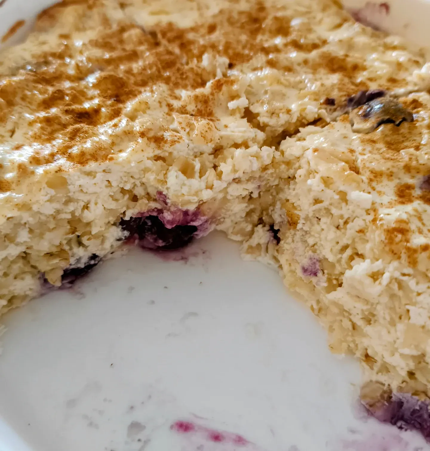 Pieczona owsianka z twarogiem i borówkami – zdrowe śniadanie pełne białka i smaku