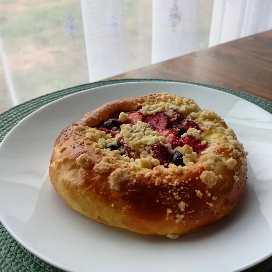 Drożdżówka z budyniem, truskawkami i kruszonką Drożdżówka z budyniem, truskawkami i kruszonką