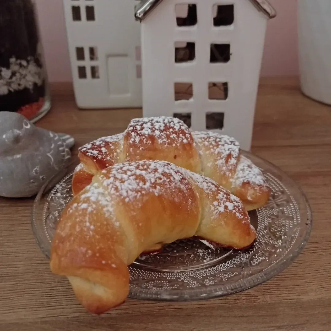 Drożdżowe rogaliki z marmoladą lub Nutellą – puszyste, domowe i pachnące 🥐