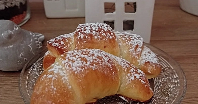 Drożdżowe rogaliki z marmoladą lub Nutellą – puszyste, domowe i pachnące 🥐