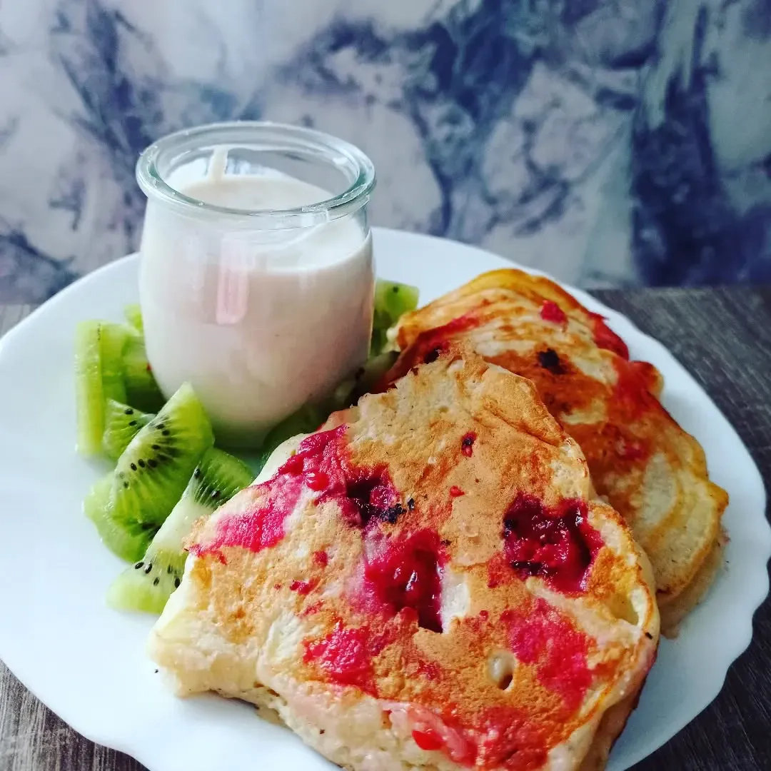 Placuszki jogurtowe z owocami sezonowymi 🍓🍎🥞