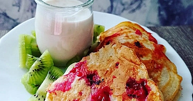 Placuszki jogurtowe z owocami sezonowymi 🍓🍎🥞
