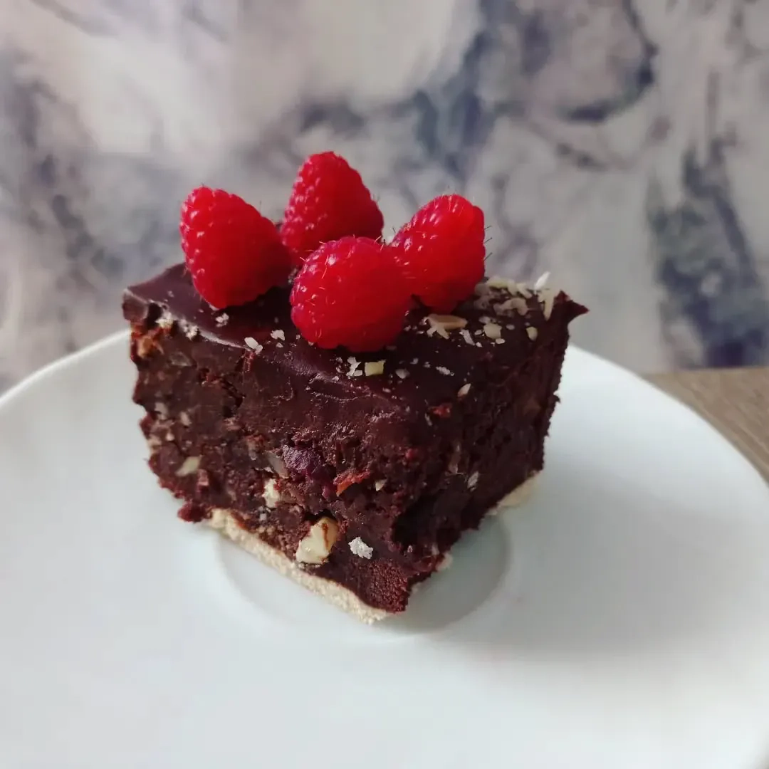 Bajaderka czekoladowa z bakaliami i rumem – wilgotne ciasto z resztek ciast i herbatników