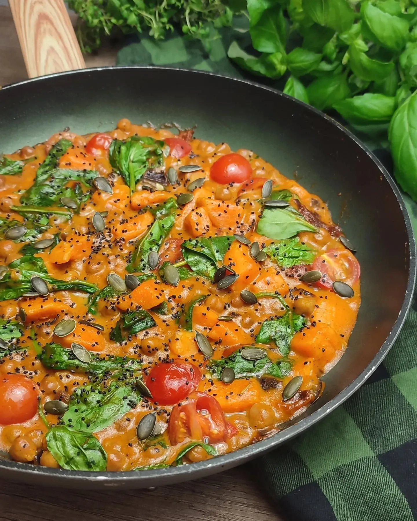 Curry z ciecierzycą, batatami i mleczkiem kokosowym – kremowe, sycące i pełne smaku danie wegańskie 🥘