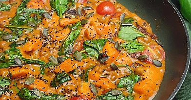 Curry z ciecierzycą, batatami i mleczkiem kokosowym – kremowe, sycące i pełne smaku danie wegańskie 🥘