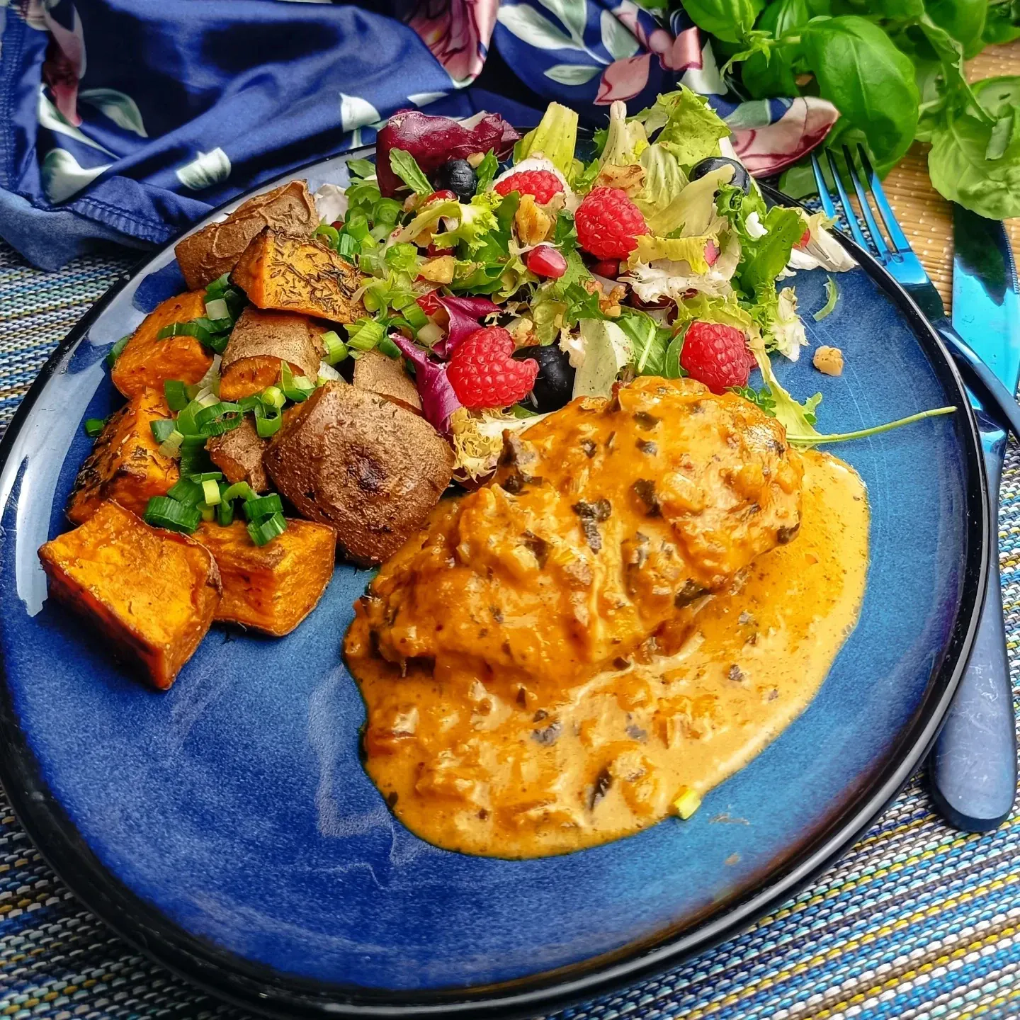 Pieczona pierś z kurczaka w sosie miodowo-musztardowym z batatami i sałatką owocową