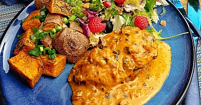 Pieczona pierś z kurczaka w sosie miodowo-musztardowym z batatami i sałatką owocową