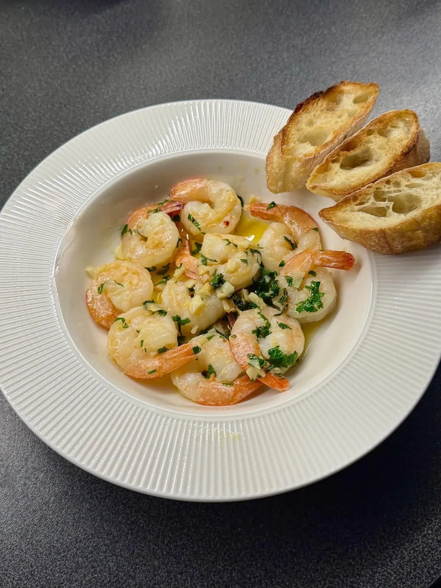 Krewetki w maśle czosnkowym z natką pietruszki i bagietką