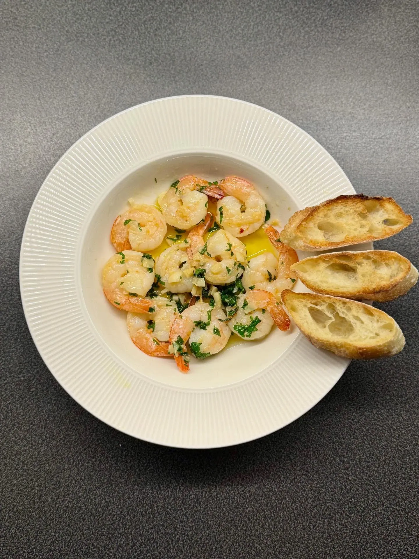 Krewetki w maśle czosnkowym z natką pietruszki i bagietką