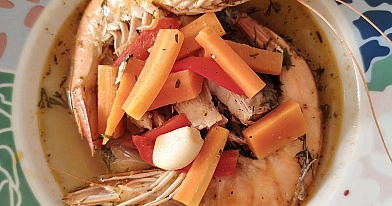 Krewetki i ryba w warzywach – lekki obiad z patelni pełen smaku i kolorów