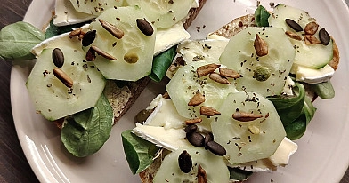 Kanapki z serem brie, ogórkiem i roszponką