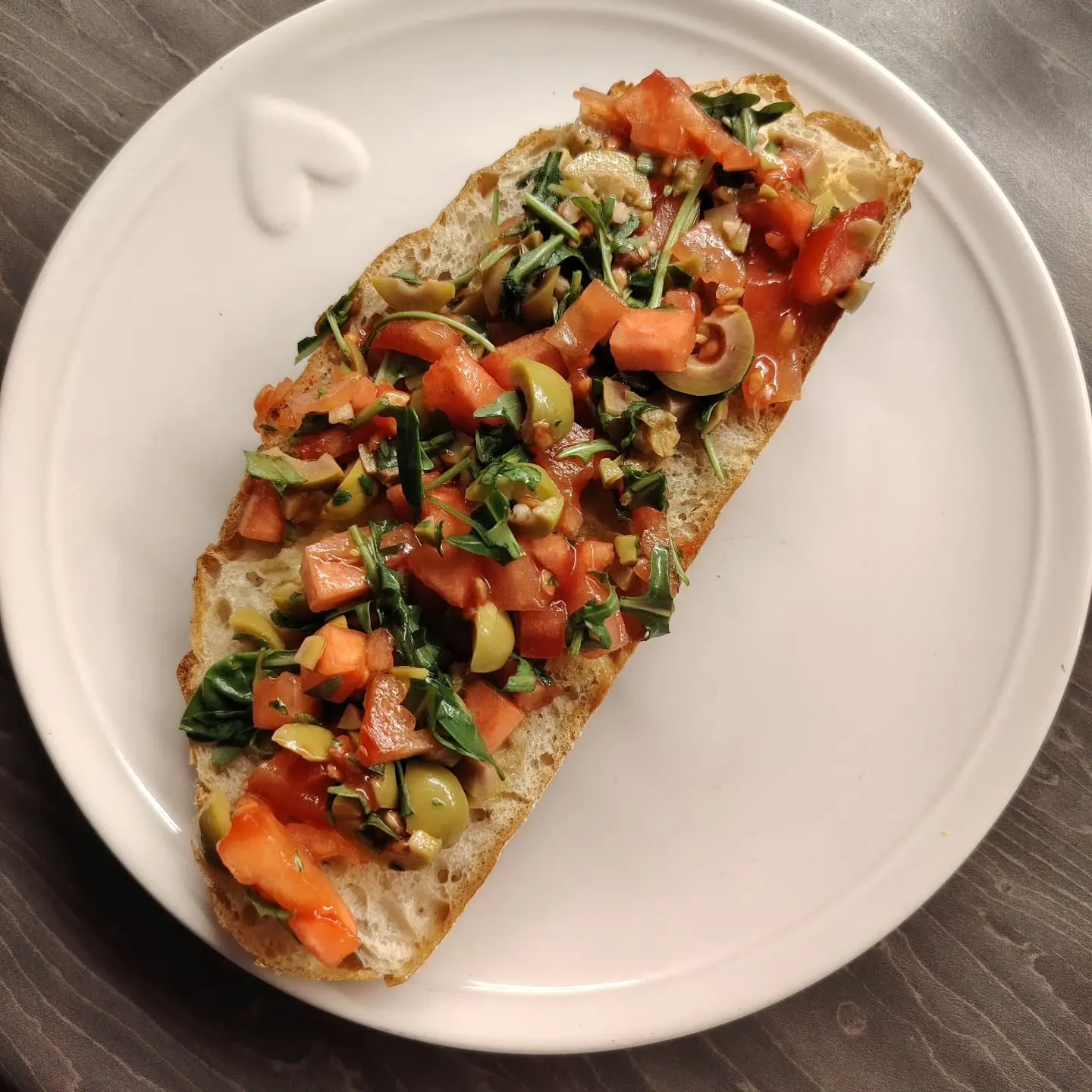 Bruschetta z pomidorami, oliwkami i rukolą