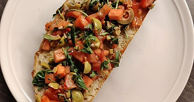 Bruschetta z pomidorami, oliwkami i rukolą