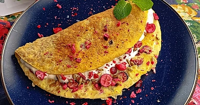 Omlet orkiszowy z żurawiną liofilizowaną i słonecznikowym serkiem