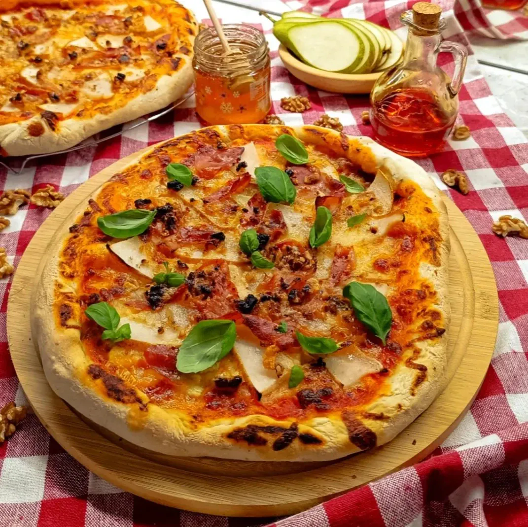 Domowa pizza z camembertem, gruszką, miodem i orzechami włoskimi
