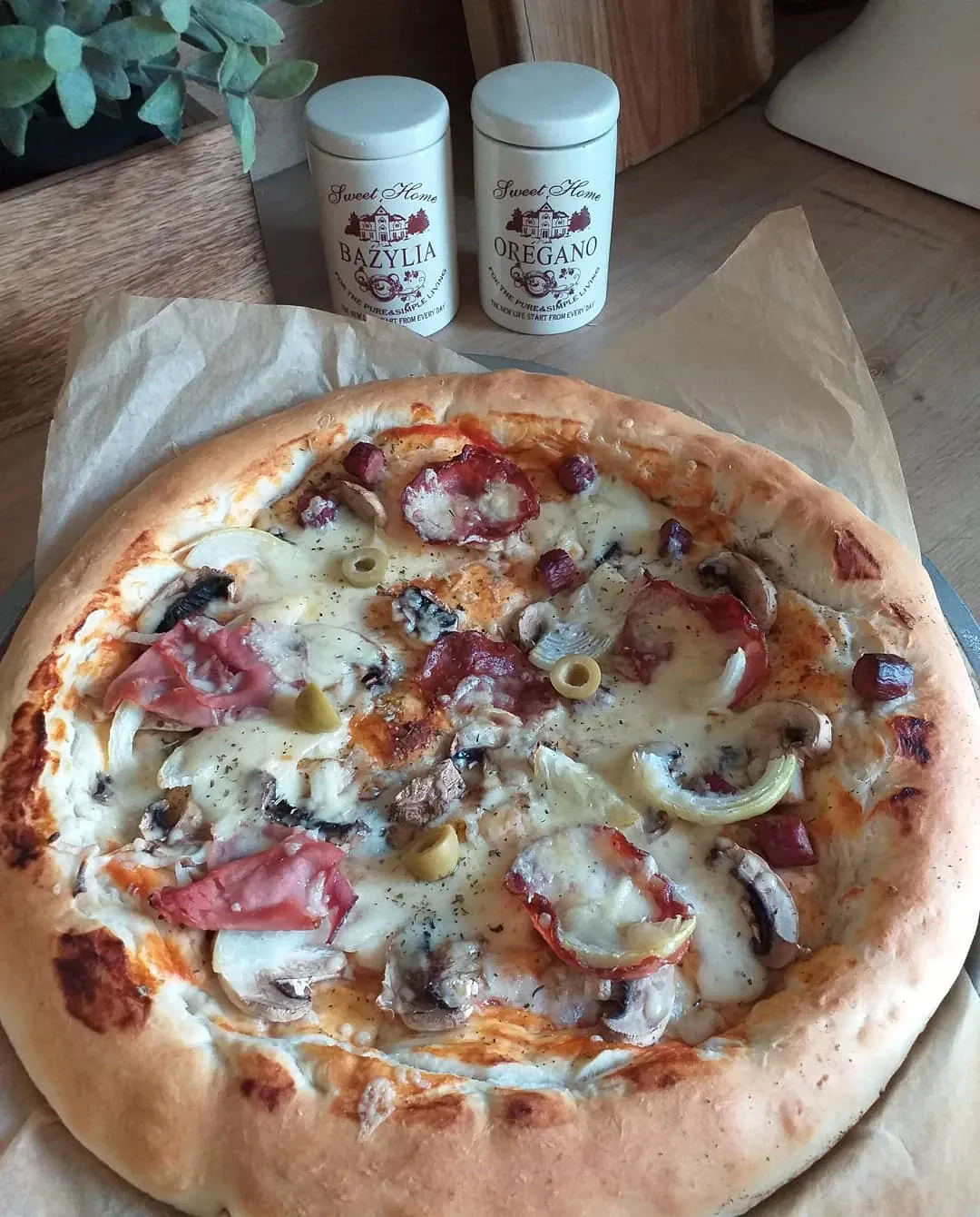 Pizza z szynką, pieczarkami i sosem ketchupowym