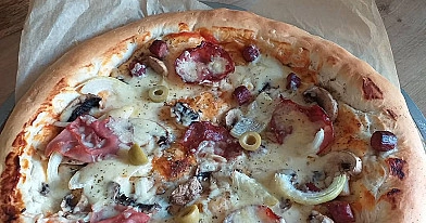 Pizza z szynką, pieczarkami i sosem ketchupowym