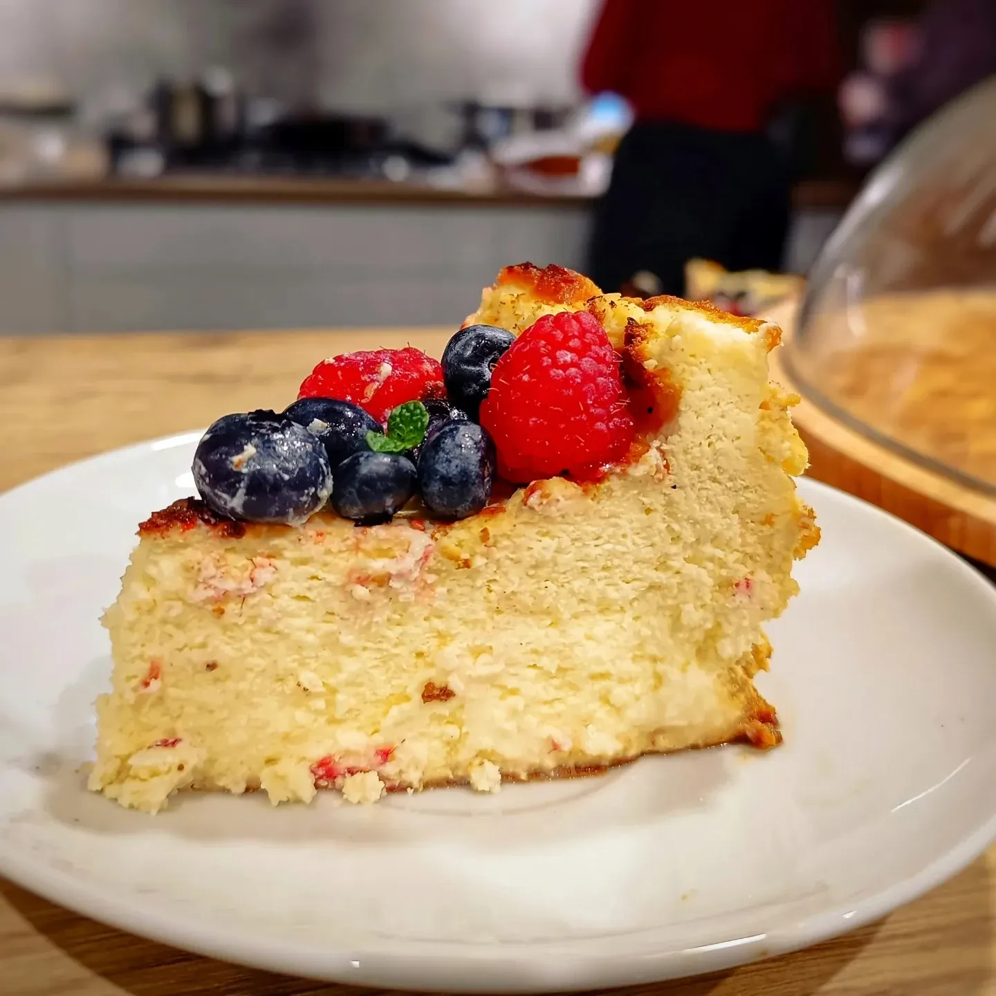 Sernik baskijski z mascarpone, śmietanką 36% i owocami
