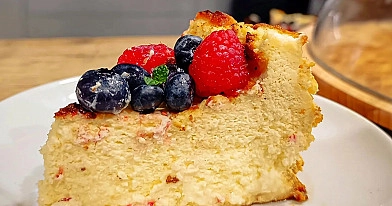 Sernik baskijski z mascarpone, śmietanką 36% i owocami