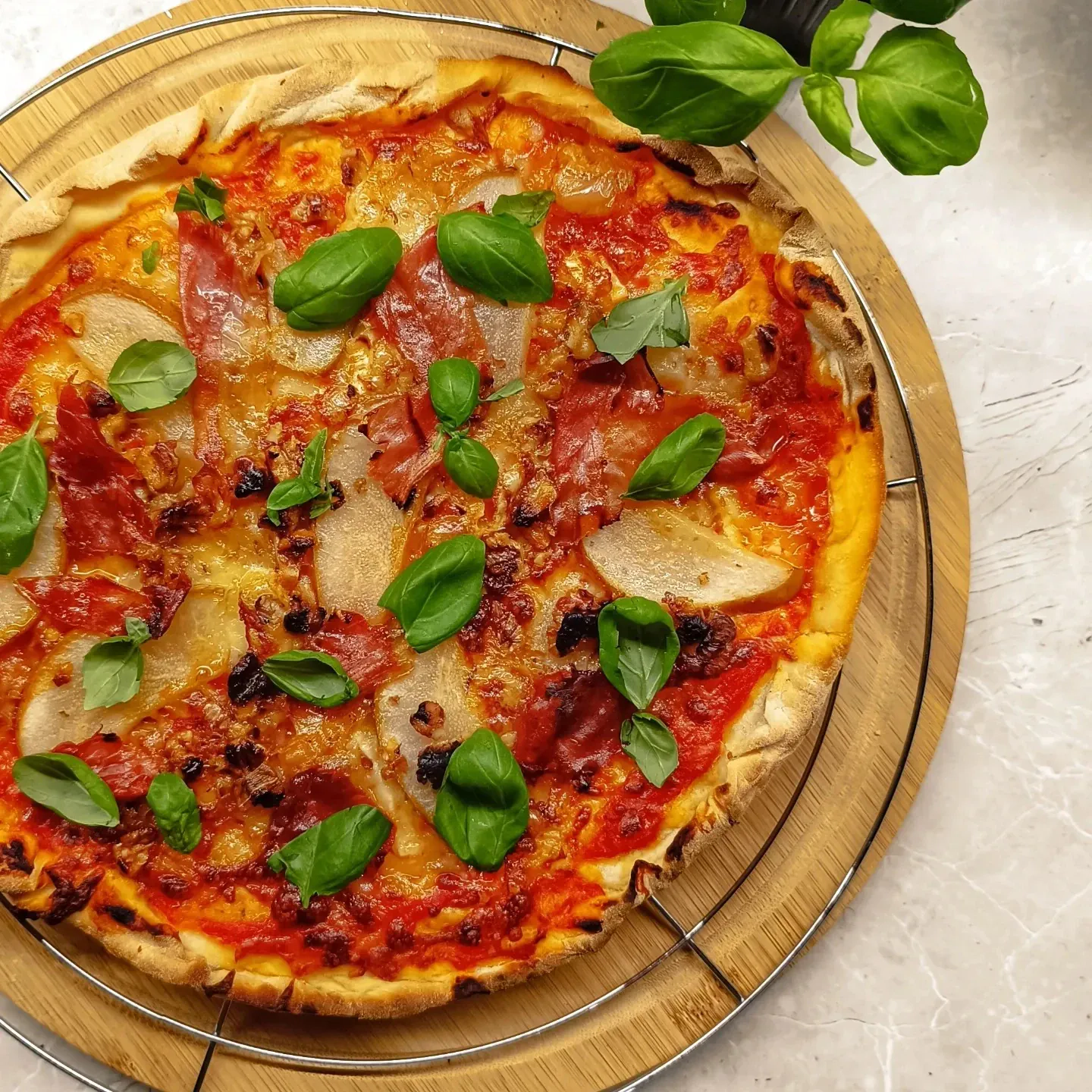 Pizza z camembertem, gruszką i szynką parmeńsk