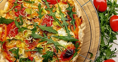Pizza z prosciutto, rukolą i pomidorkami koktajlowymi