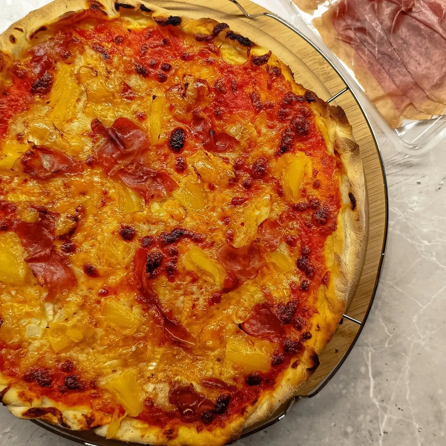 Pizza hawajska z prosciutto i mozzarellą