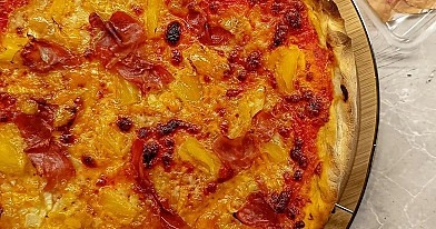 Pizza hawajska z prosciutto i mozzarellą