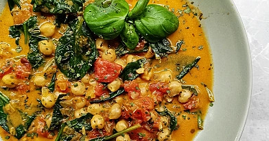 Aromatyczne indyjskie curry z ciecierzycą i szpinakiem w kremowym sosie kokosowym